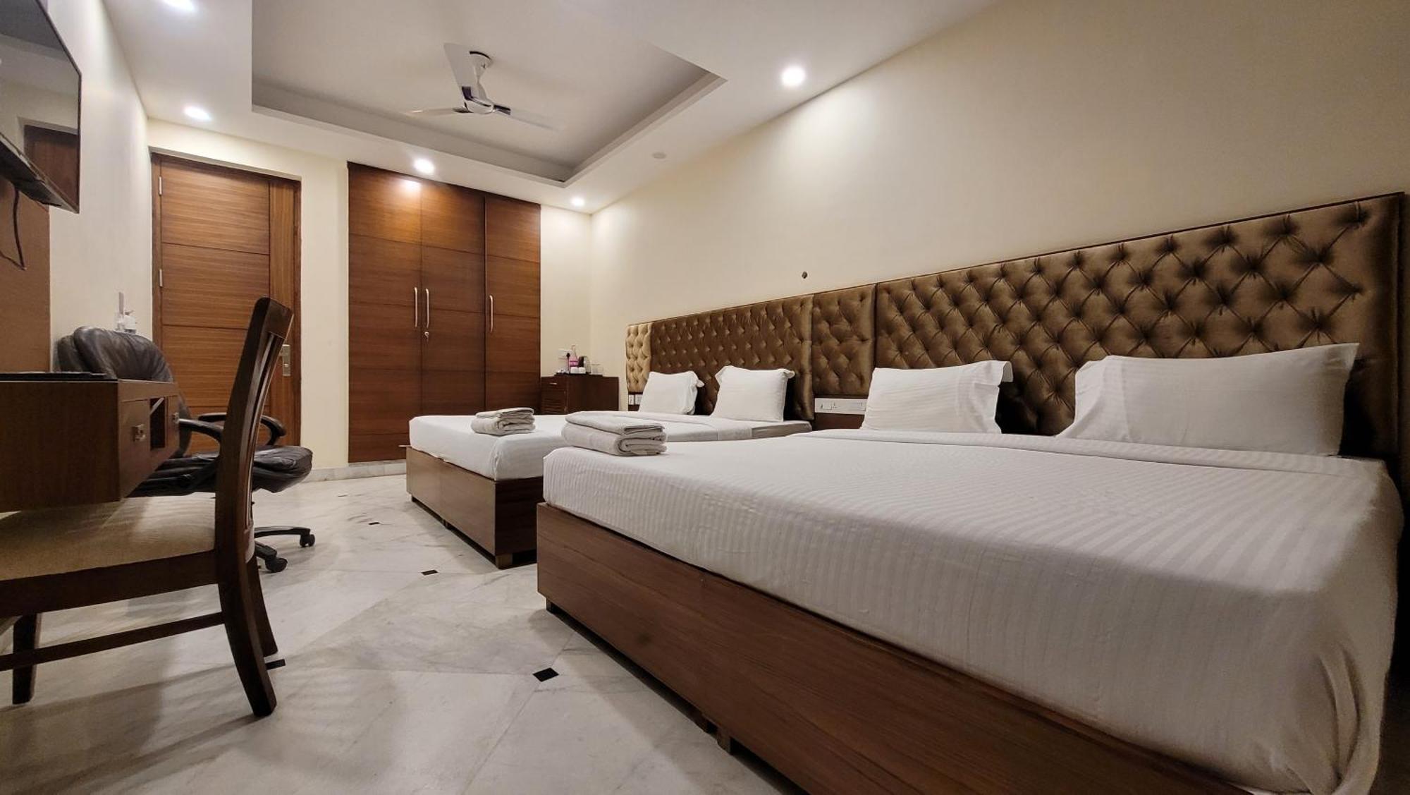 Guest house Jmd Residency 3*