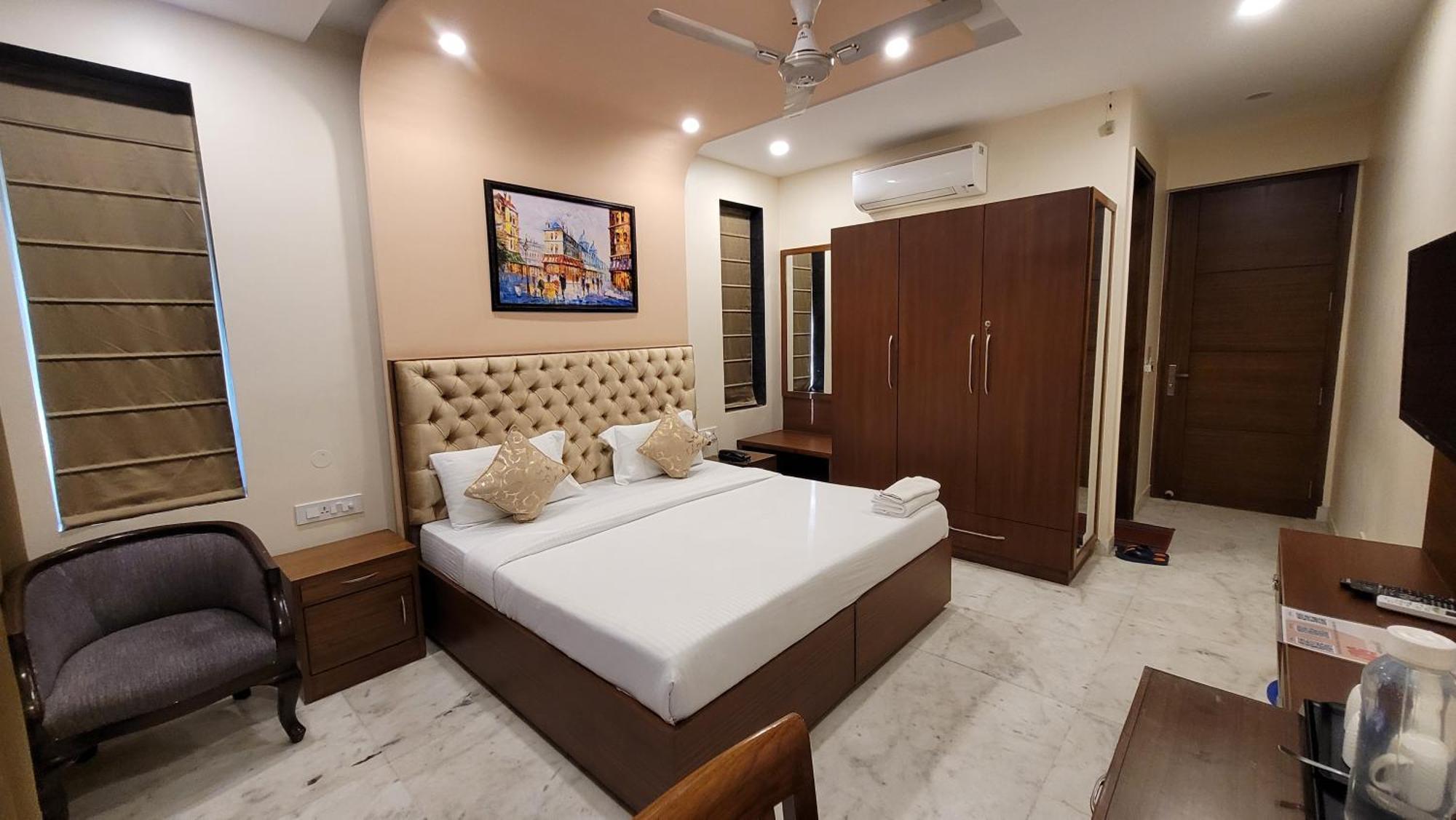 Guest house Jmd Residency