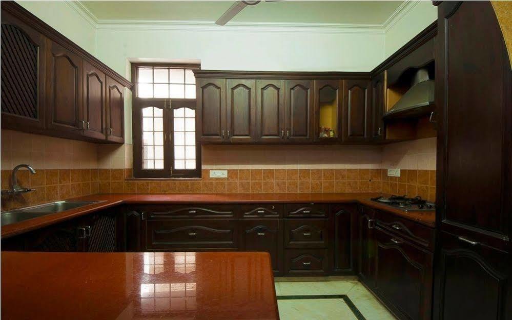 Guest house Jmd Residency
